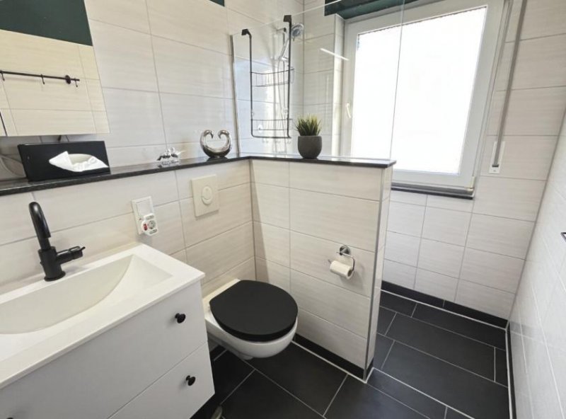 Kalletal ***Tolle Gelegenheit! Stilvoll modernisiertes Ein- / Zweifamilienhaus + Bungalow*** Haus kaufen