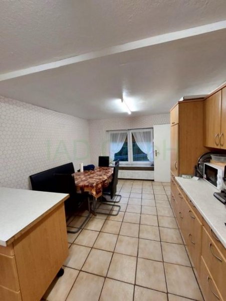 Hofgeismar Gelegenheit gegen Gebot: Saniertes Mehrfamilienhaus mit großen Scheunen und Garagen, ideal für Handwerker und Tierfreunde. !