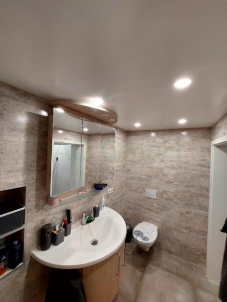 Hofgeismar Gelegenheit gegen Gebot: Saniertes Mehrfamilienhaus mit großen Scheunen und Garagen, ideal für Handwerker und Tierfreunde. !