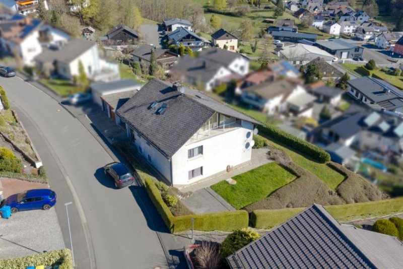 Bad Endbach ++ KRAG Immobilien ++ Zweifamilienhaus mit vermieteter Wohnung und Doppelgarage Haus kaufen