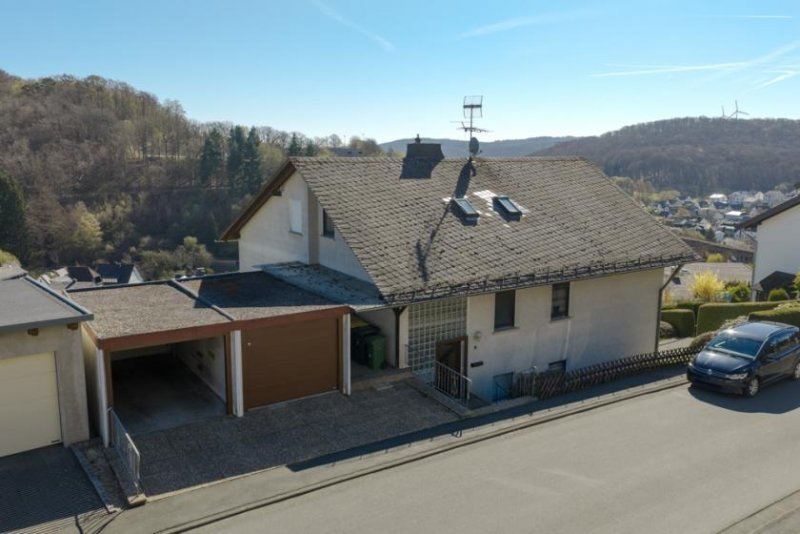Bad Endbach ++ KRAG Immobilien ++ Zweifamilienhaus mit vermieteter Wohnung und Doppelgarage Haus kaufen