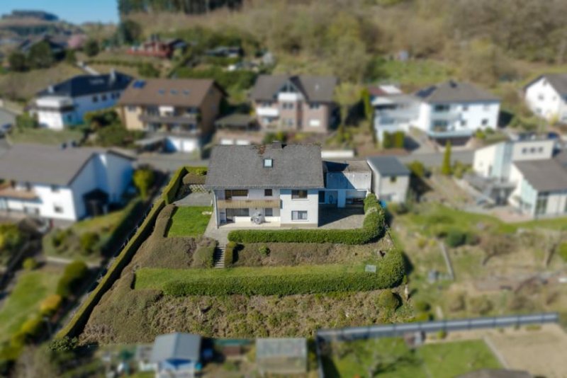 Bad Endbach ++ KRAG Immobilien ++ Zweifamilienhaus mit vermieteter Wohnung und Doppelgarage Haus kaufen