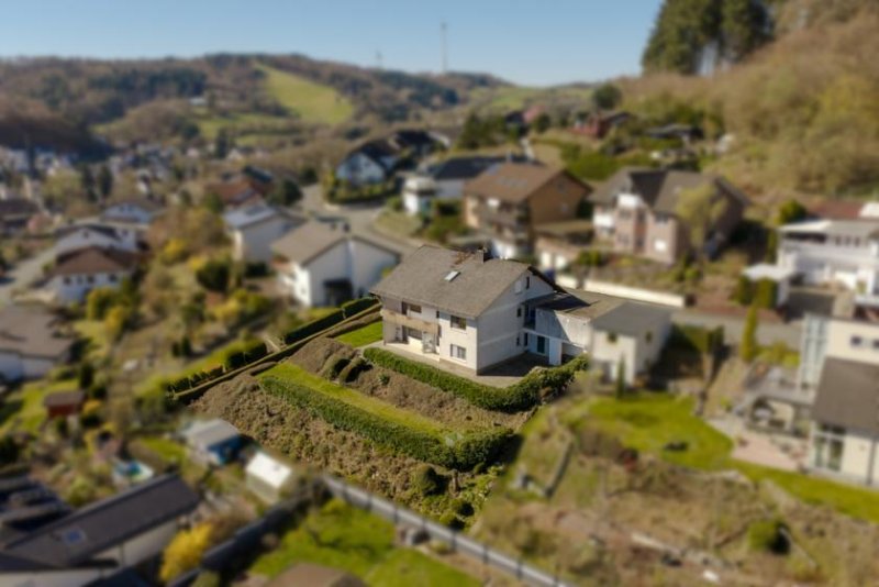Bad Endbach ++ KRAG Immobilien ++ Zweifamilienhaus mit vermieteter Wohnung und Doppelgarage Haus kaufen