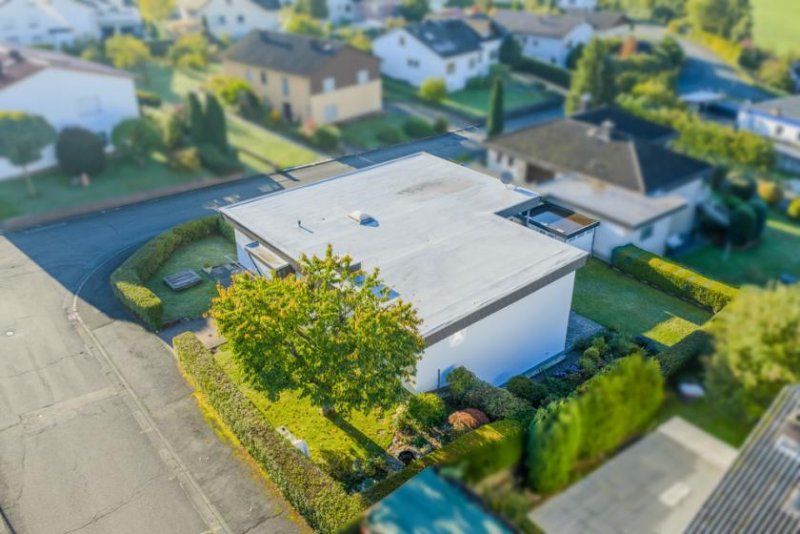 Bischoffen ++ KRAG Immobilien ++ Familienliebling: oben wohnen mit Balkon, unten Einlieger mit Terrasse Haus kaufen