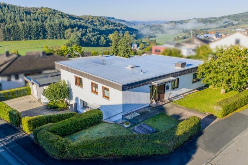 Bischoffen ++ KRAG Immobilien ++ Familienliebling: oben wohnen mit Balkon, unten Einlieger mit Terrasse Haus kaufen