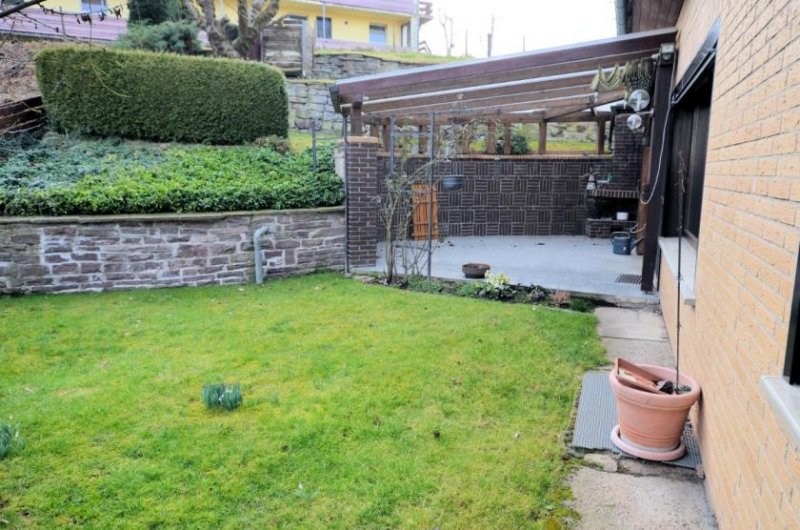 Holzminden 1- bis 2-Familienwohnhaus mit Garage und überdachtem Freisitz Haus kaufen