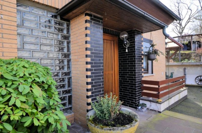 Holzminden 1- bis 2-Familienwohnhaus mit Garage und überdachtem Freisitz Haus kaufen