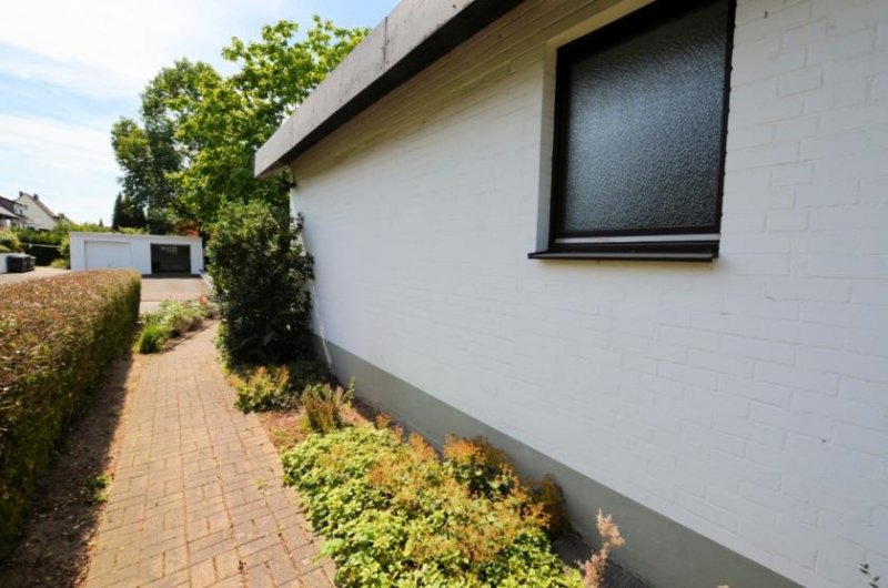 Holzminden 1-Familienwohnhaus mit Einliegerwohnung und Doppelgarage in ruhiger bevorzugter Wohnlage Haus kaufen