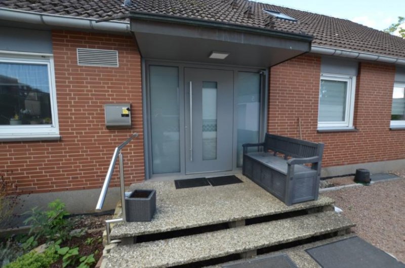 Holzminden 1-Familienwohnhaus mit 2 Garage und abtrennbaren Bauplatz Haus kaufen