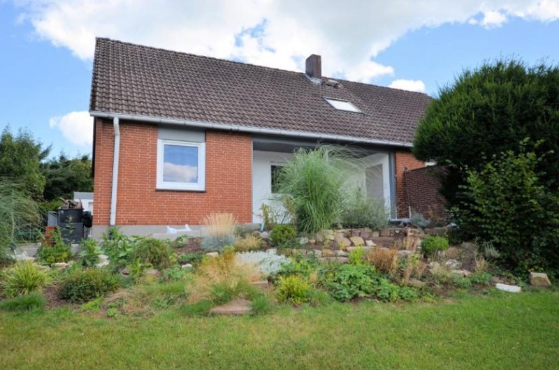 Holzminden Freistehendes Einfamilienhaus mit zwei Garagen und abtrennbarem Bauplatz Haus kaufen