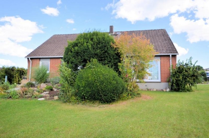 Holzminden Freistehendes Einfamilienhaus mit zwei Garagen und abtrennbarem Bauplatz Haus kaufen