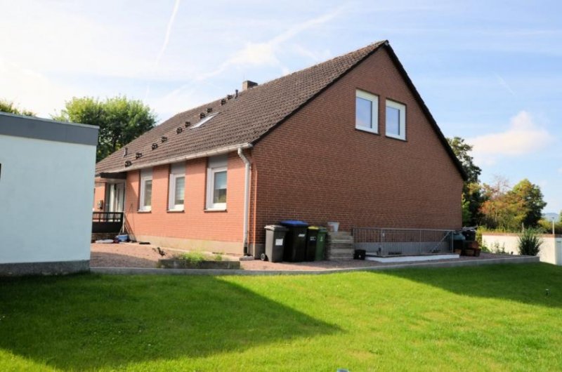 Holzminden Freistehendes Einfamilienhaus mit zwei Garagen und abtrennbarem Bauplatz Haus kaufen
