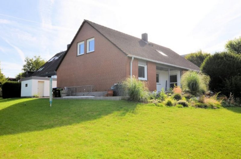 Holzminden Freistehendes Einfamilienhaus mit zwei Garagen und abtrennbarem Bauplatz Haus kaufen