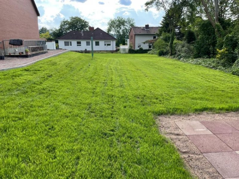 Holzminden Freistehendes Einfamilienhaus mit zwei Garagen und abtrennbarem Bauplatz Haus kaufen
