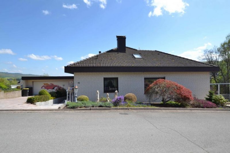 Eschershausen Wohnhaus mit 2 Wohneinheiten, Einliegerwohnung sowie Doppel- garage in 37632 Eschershausen! Haus kaufen