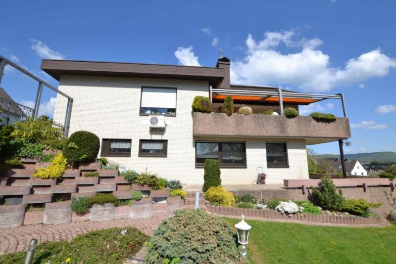Eschershausen Wohnhaus mit 2 Wohneinheiten, Einliegerwohnung sowie Doppel- garage in 37632 Eschershausen! Haus kaufen