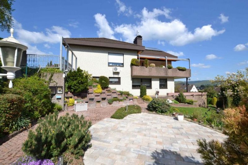Eschershausen Wohnhaus mit 2 Wohneinheiten, Einliegerwohnung sowie Doppel- garage in 37632 Eschershausen! Haus kaufen
