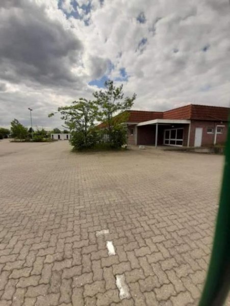 Genthin Teilvermietetes Gewerbezentrrum zu verkaufen - ehemaliges Einkaufszentrum Gewerbe kaufen