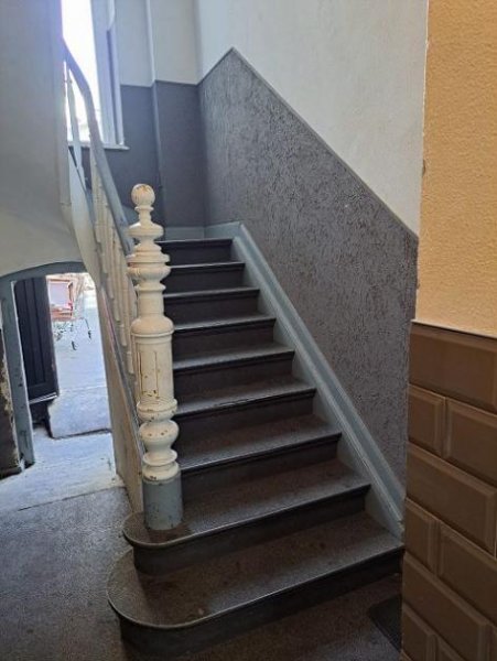 Düsseldorf KAPITALANLAGE*** Vermietetes MFH mit vier Wohnungen + Gewerbeeinheit im EG - teilsaniert - gute Lage Haus kaufen