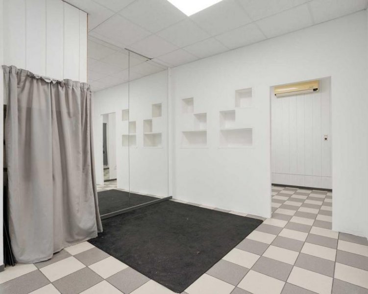 Ratingen Teilvermietetes Ladenlokal mit zwei Einheiten und Stellplatz in Ratingen Gewerbe kaufen