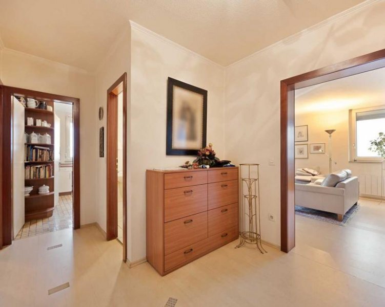 Ratingen 3-Zimmer-Eigentumswohnung mit Loggia inkl. Weitblick und Stellplatz in Ratingen-West Wohnung kaufen