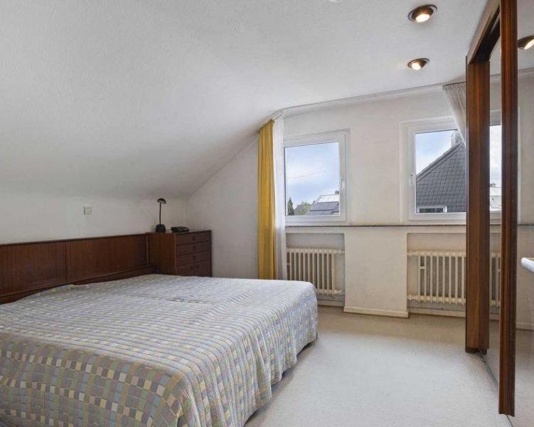 Ratingen Bestlage in Ratingen-Ost: Freistehendes Einfamilienhaus auf großem Grundstück Haus kaufen