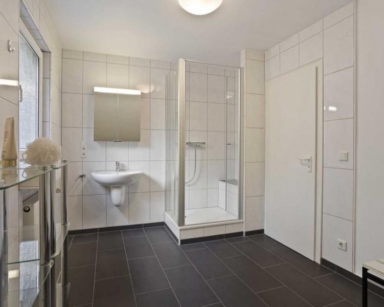 Ratingen Bestlage in Ratingen-Ost: Freistehendes Einfamilienhaus auf großem Grundstück Haus kaufen