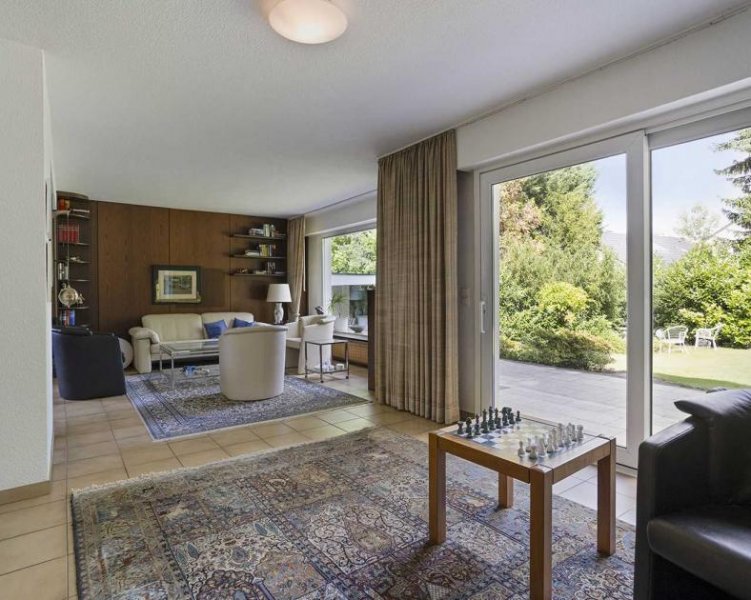 Ratingen Bestlage in Ratingen-Ost: Freistehendes Einfamilienhaus auf großem Grundstück Haus kaufen