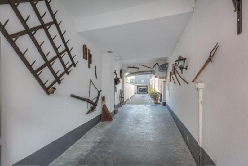 Neuss Gute Rendite!! MFH mit vier Wohnungen und zwei Gewerbeeinheiten - Beste Lage Haus kaufen