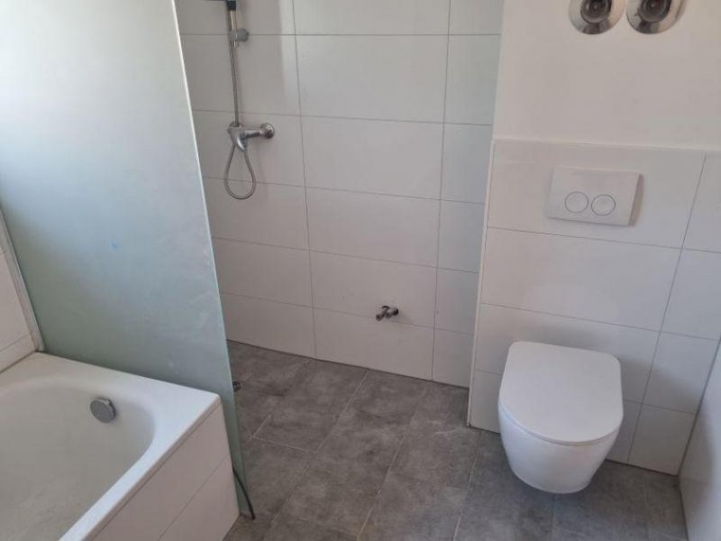 Erkelenz Kernsaniertes 6-Familienhaus mit Wärmepumpe, Garagen und Energieklasse A Haus kaufen