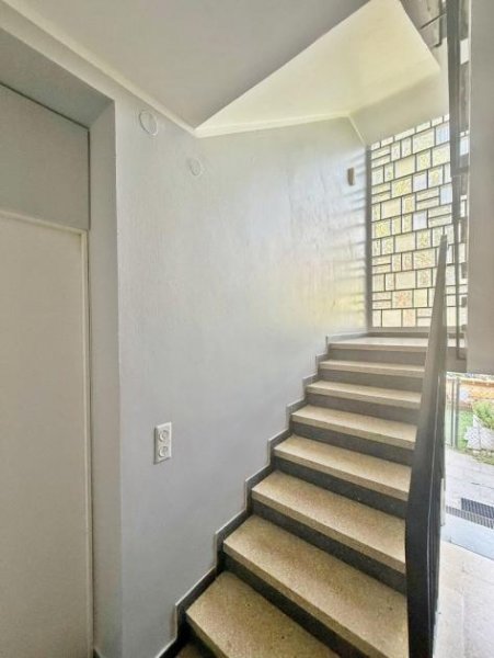 Gelsenkirchen Gelsenkirchen-Scholven: Aufgeteiltes Mehrfamilienhaus mit 5 Wohnungen Gewerbe kaufen