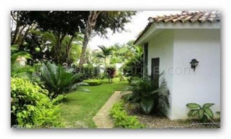 Sosúa/Dominikanische Republik Sosua: Familiäre attraktive Wohnanlage mit Haupthaus und vier Gäste-Wohnungen mit Pool in renommierter Wohngegend nahe dem 