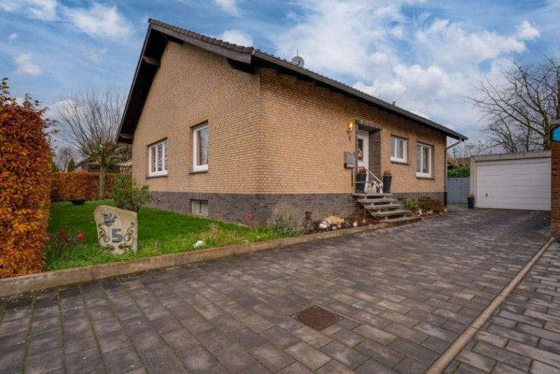 Emmerich am Rhein Dornick: Freistehender Bungalow mit Blick ins Grüne Haus kaufen