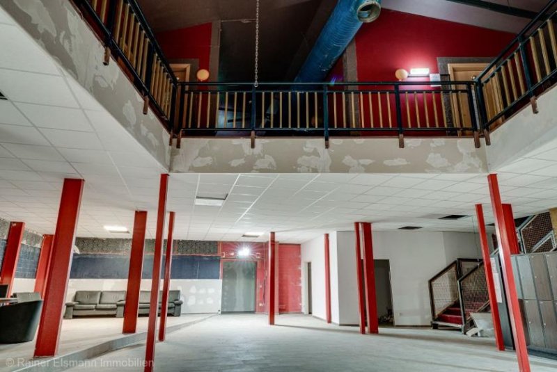 Emmerich am Rhein Emmerich: Vielseitige Multifunktionshalle mit großem Grundstück und flexiblem Nutzungspotenzial Gewerbe kaufen