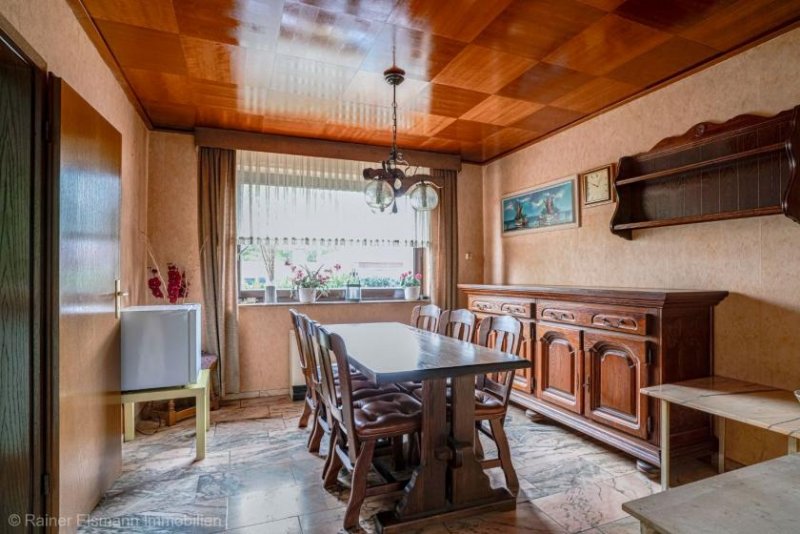 Emmerich am Rhein Emmerich-Vrasselt: Sanierungsbedürftiges Zweifamilienhaus mit Möglichkeit als Einfamilienhaus Haus kaufen