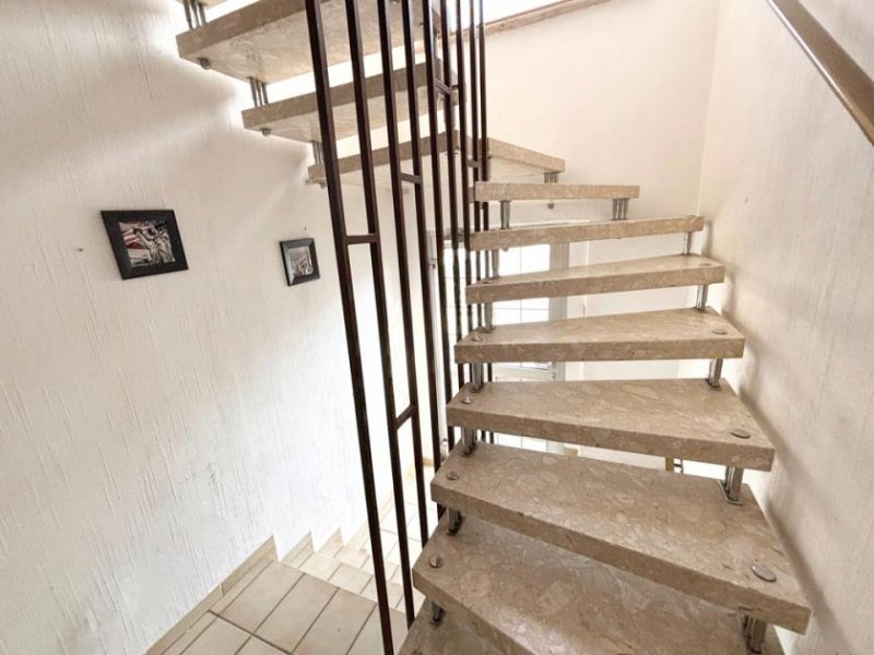 Osnabrück Doppelhaushälfte mit 2 Wohneinheiten und Garagen in Osnabrück-Eversburg Haus kaufen