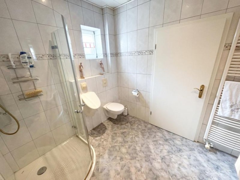 Uelsen Zentral in Uelsen – Großzügiges Einfamilienhaus mit Nebengebäuden; ebenerdiges Wohnen möglich Haus kaufen