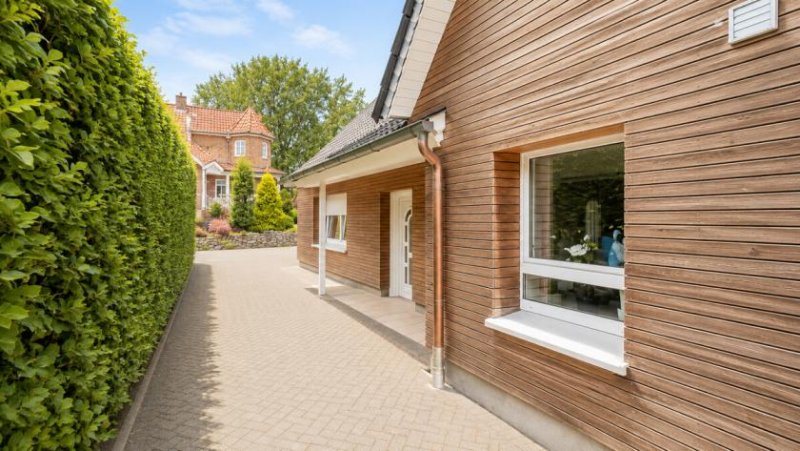 Uelsen Zwei Wohneinheiten, viele Möglichkeiten – gepflegtes Zweifamilienhaus in Uelsen Haus kaufen