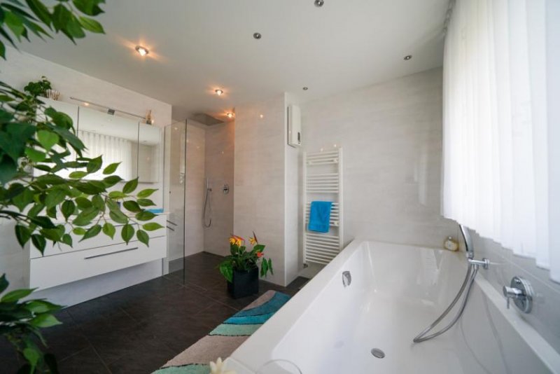 Bergheim *Modernisiert & TOP gepflegt - 2Familienhaus auf großem Süd-Grundstück mit 3 Garagenstellpl. in BM* Haus kaufen