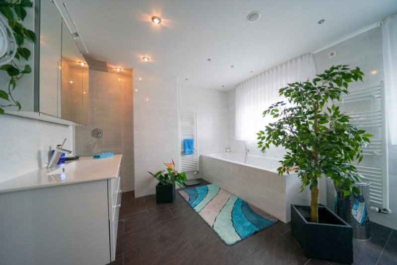 Bergheim *Modernisiert & TOP gepflegt - 2Familienhaus auf großem Süd-Grundstück mit 3 Garagenstellpl. in BM* Haus kaufen