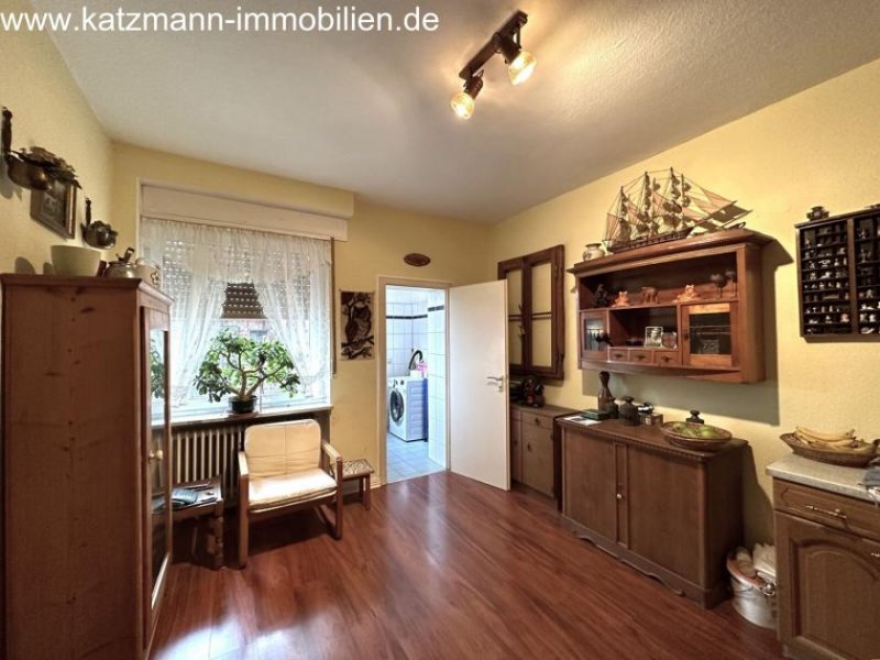 Hürth Mehrfamilienhaus + Garagen + 747 m² großes Grundstück zu verkaufen Haus kaufen