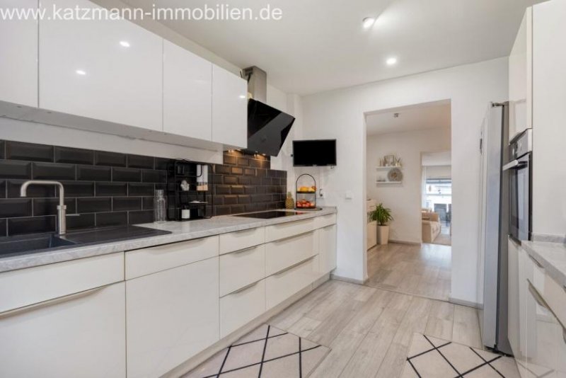 Erftstadt Exklusiv wohnen mit Komfort : Großzügiges Familienhaus mit 3 Garagen in bester Lage von Erftstadt-Köttingen Haus kaufen