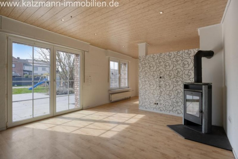 Erftstadt Freistehendes Einfamilienhaus mit großem Garten zu verkaufen Haus kaufen