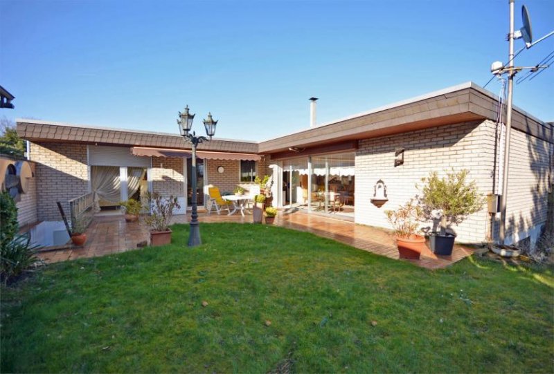 Erftstadt Winkelbungalow mit schönem Garten und XXL-Garage in Blessem Haus kaufen