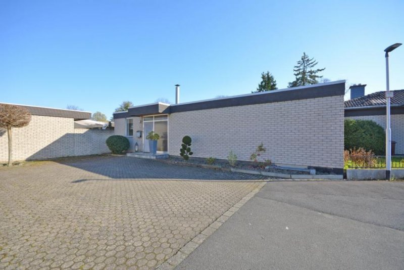 Erftstadt Winkelbungalow mit schönem Garten und XXL-Garage in Blessem Haus kaufen