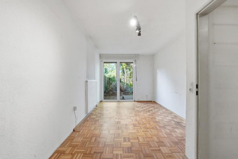 Köln Sanierungsbedürftiges Reihenendhaus mit Garage in Köln-Heimersdorf (Erbpachtgrundstück) Haus kaufen