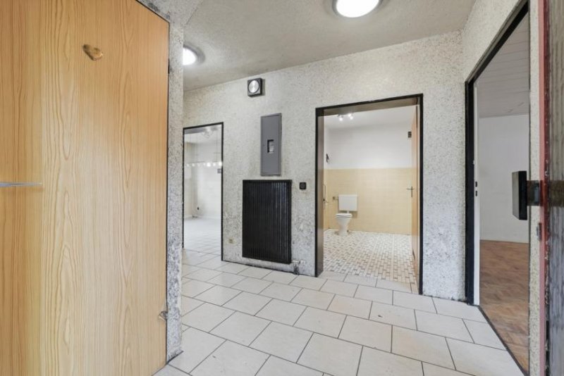 Köln Sanierungsbedürftiges Reihenendhaus mit Garage in Köln-Heimersdorf (Erbpachtgrundstück) Haus kaufen