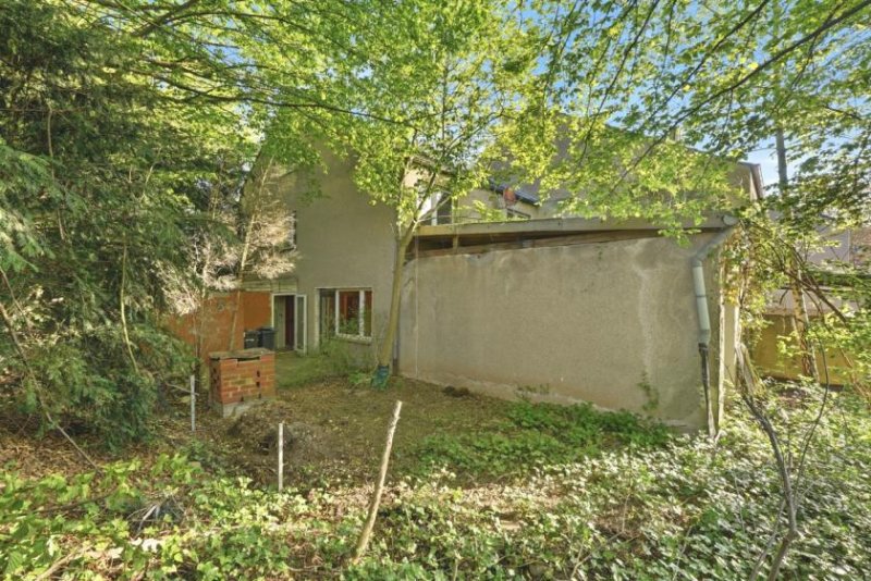 Köln Sanierungsbedürftiges Reihenendhaus mit Garage in Köln-Heimersdorf (Erbpachtgrundstück) Haus kaufen