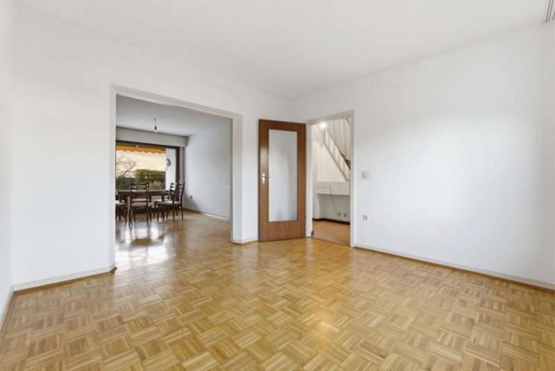 Köln Reihenmittelhaus mit Terrasse, Loggia und Garage in Köln-Seeberg Haus kaufen