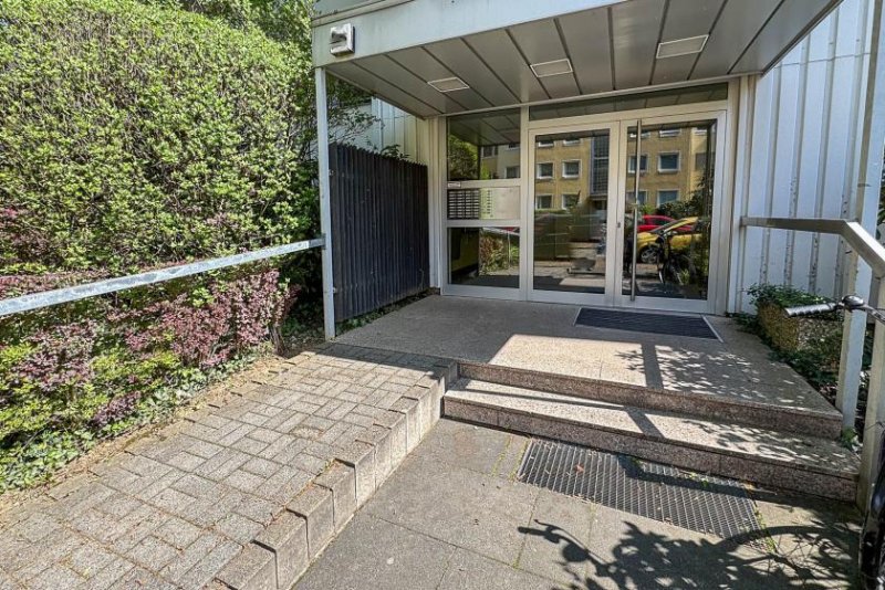 Köln Modernisierte 2-Zimmer-Wohnung mit großem Balkon und Tiefgaragenplatz in Köln-Weiden (bezugsfrei) Wohnung kaufen